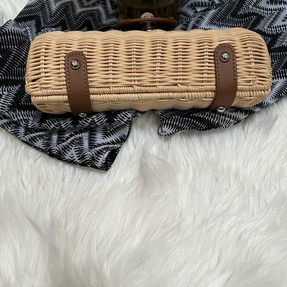 NWOT Beautiful Straw clutch bag/with chain to wear over the shoulder - Picture 4 of 6